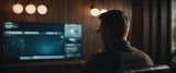 Mann Blick auf einen Monitor, auf dem er einen Homepagebaukasten bedient